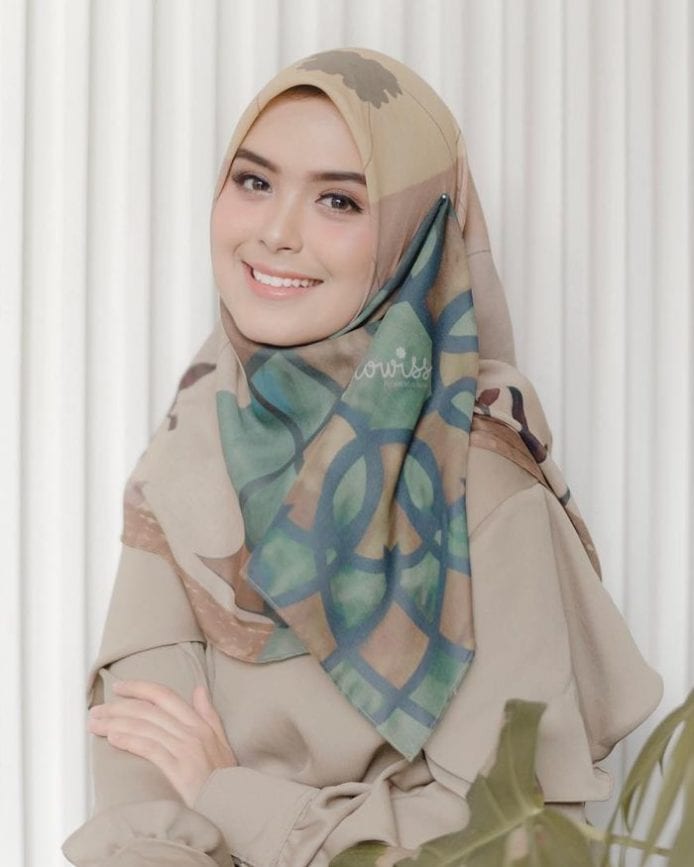 Tutorial Hijab Segi Empat Polos Yang Simple Dan Modis